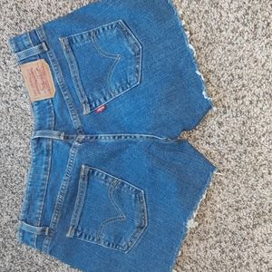 Levi distressed shorts